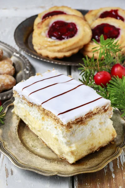 Cream pie made of two layers of puff pastry, filled with whipped — Stock Photo, Image