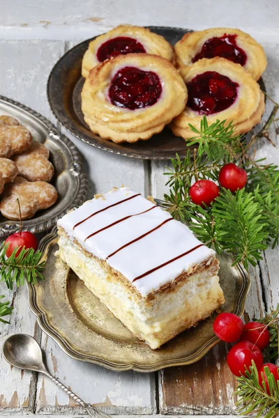 Cream pie made of two layers of puff pastry, filled with whipped — Stock Photo, Image