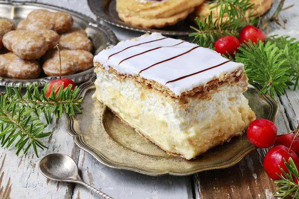 Cream pie made of two layers of puff pastry, filled with whipped — Stock Photo, Image