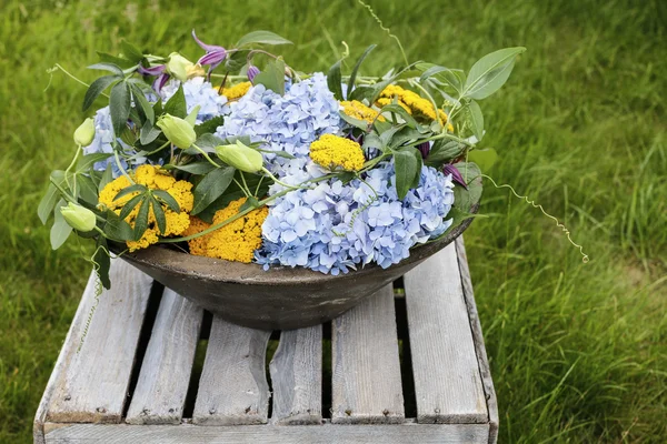 Pot en céramique avec des fleurs dans le jardin — Photo