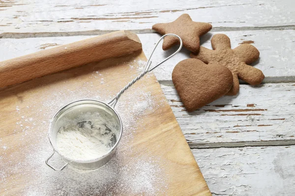 Preparazione di biscotti di pan di zenzero per Natale . — Foto Stock