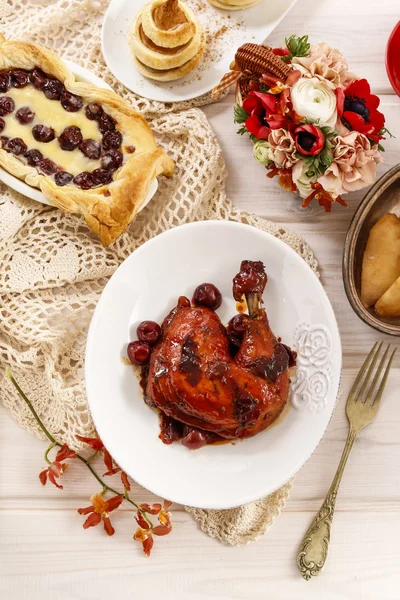 Huhn mit Kirschen — Stockfoto