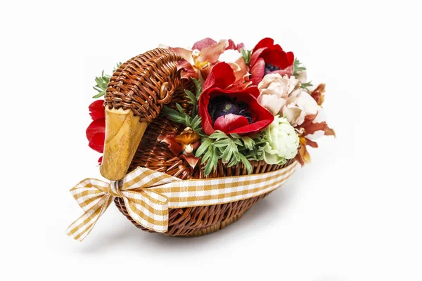 Bouquet of flowers in wicker goose. Table centerpiece — Stock Photo, Image