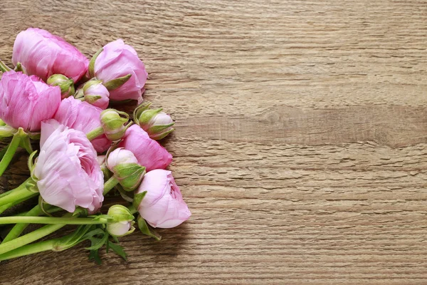 Růžové květy perské Pryskyřník (ranunculus) na dřevo — Stock fotografie