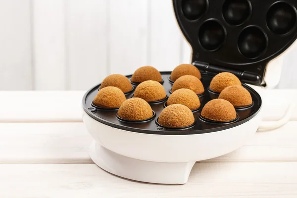 Man att göra cake pops bakelse — Stockfoto