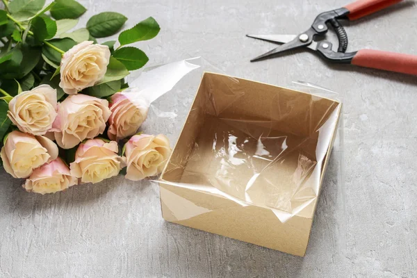 Ανθοπωλείο στο χώρο εργασίας: Πώς να κάνετε κουτί με λουλούδια, βήμα προς βήμα — Φωτογραφία Αρχείου