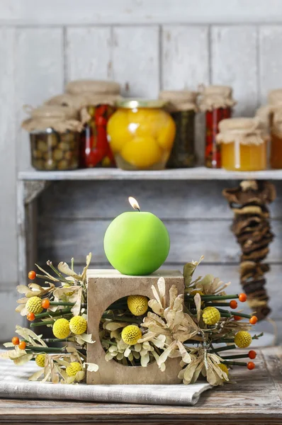 Simple autumn decoration with maple-tree seeds — Stock Photo, Image