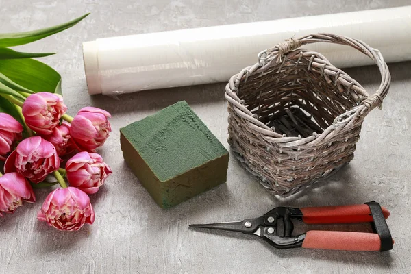 Як зробити букет тюльпанів у плетеному кошику - крок за кроком — стокове фото