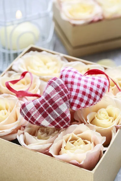 Florist workplace: how to make box with flowers, step by step — Stock Photo, Image