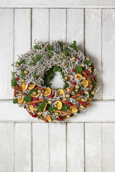 Christmas door wreath with cinnamon sticks and dried oranges — Stock Photo, Image