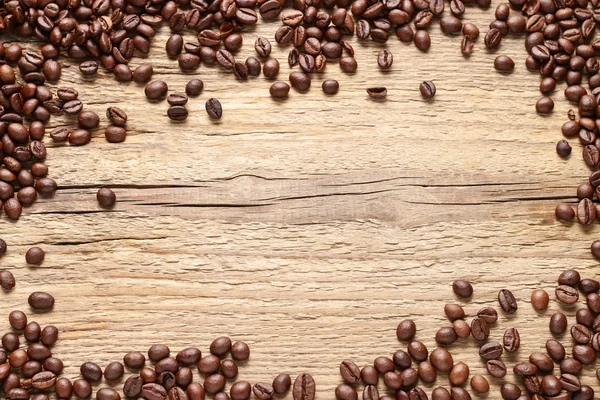 Chicchi di caffè su sfondo di legno — Foto Stock