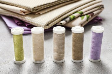 Dikiş seti: kumaşlar ve iş parçacıkları