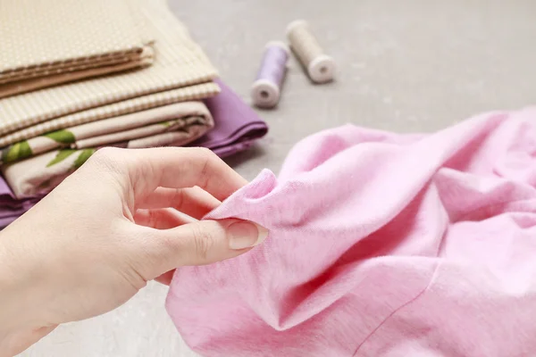 Costura mujer trabajo en casa — Foto de Stock