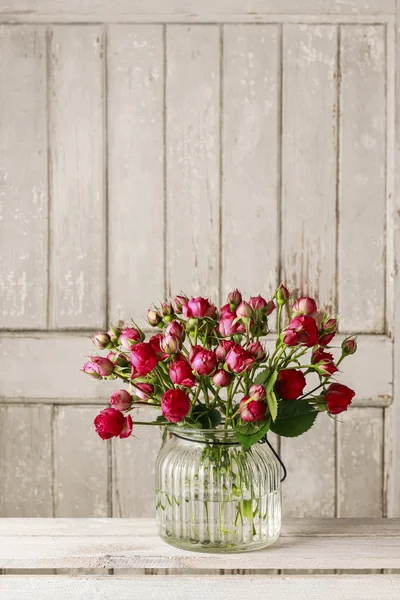 Ramo de rosas rojas sobre fondo de madera —  Fotos de Stock