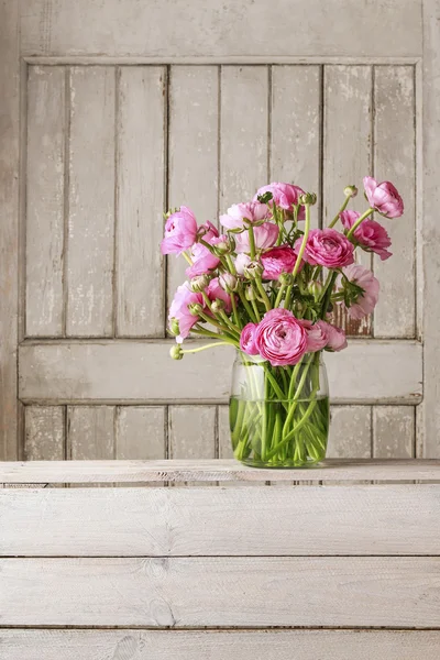 Roze Perzisch buttercup bloemen (Boterbloem) op hout — Stockfoto