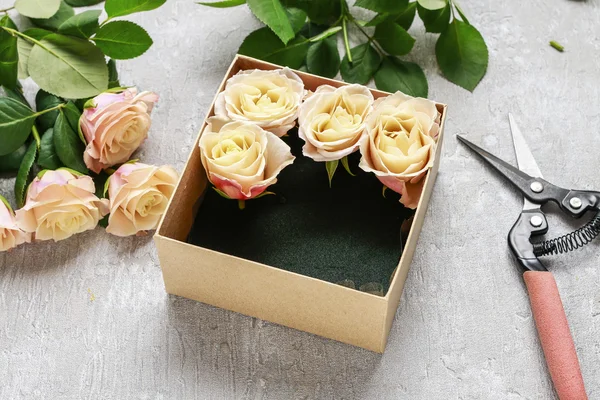 Floristen-Arbeitsplatz: wie man Schritt für Schritt einen Kasten mit Blumen macht — Stockfoto