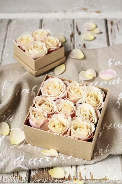 Caja con rosas — Foto de Stock