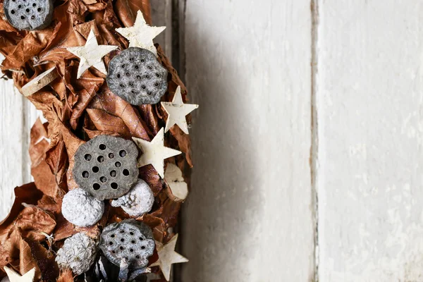 Різдвяний вінок із сухофруктами та листям — стокове фото