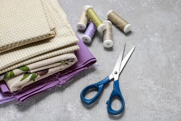 Juego de costura: tejidos e hilos —  Fotos de Stock
