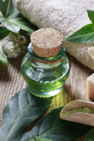 Flaska med grön eterisk olja — Stockfoto