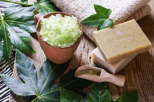 Bowl of green sea salt and bars of soap — Stock Photo, Image