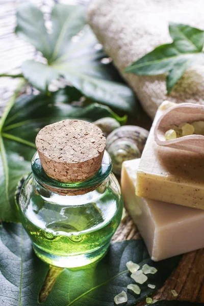 Bottle of green essential oil — Stock Photo, Image