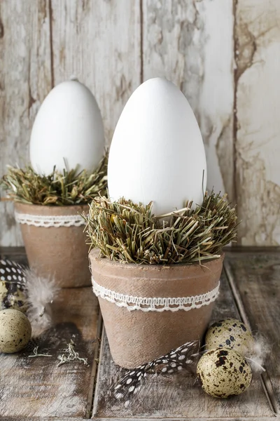 Гусиные яйца на сене - пасхальное украшение — стоковое фото