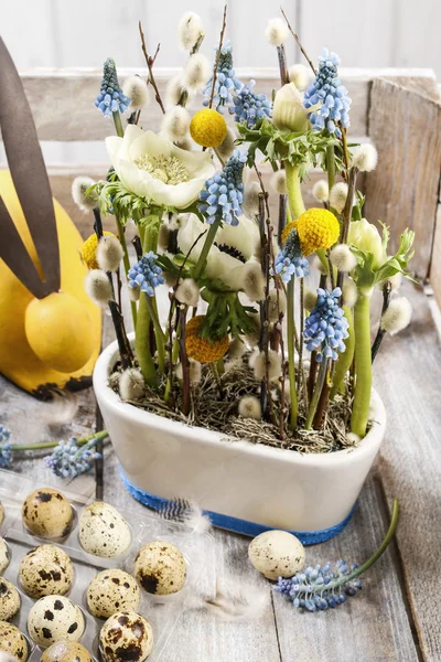 Disposizione floreale con anemoni e giacinti d'uva (musca blu — Foto Stock