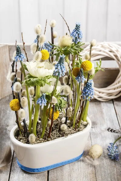 Floral ρύθμιση με ανεμώνες και υάκινθοι σταφυλιών (μπλε Μυία — Φωτογραφία Αρχείου