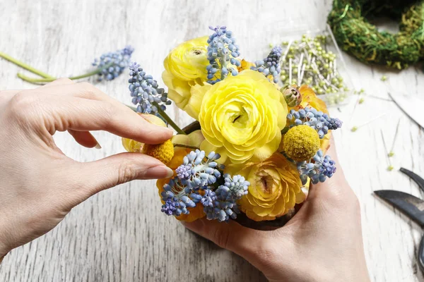 Bloemist op het werk: Hoe maak je boeket van Boterbloem en muscari f — Stockfoto