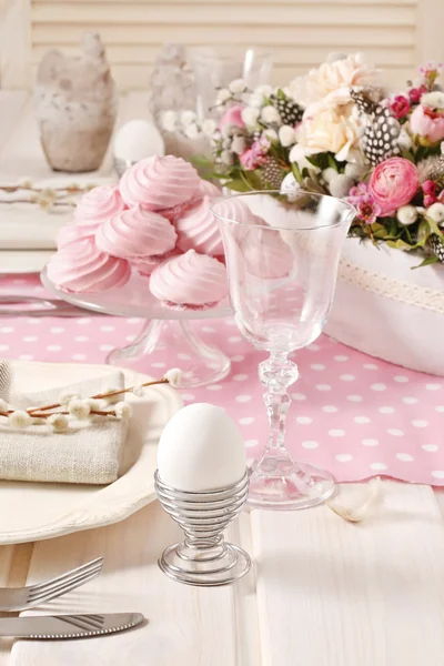 Witte ei en roze schuimgebak op Pasen tafel — Stockfoto
