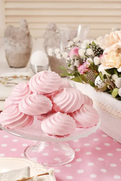 Pink meringues on the easter table — Stock Photo, Image