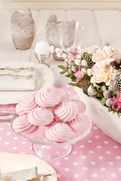 Розовые меренги на пасхальном столе — стоковое фото