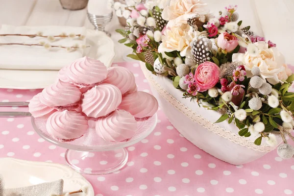 Merengues cor-de-rosa na mesa de Páscoa — Fotografia de Stock