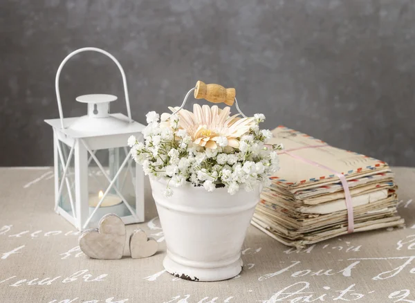 Blomsterarrangemang med persika gerbera blomma — Stockfoto