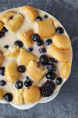 Yaban mersinli cheesecake ladyfinger bisküvi ile