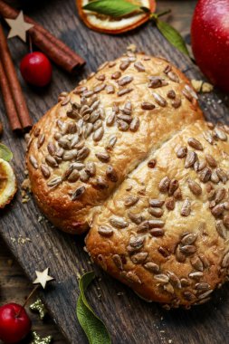 Ahşap masa üzerinde Noel rulo.