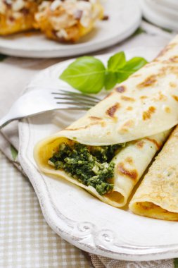 Akdeniz mutfağı: krep ıspanak ve peynir ile doldurulmuş