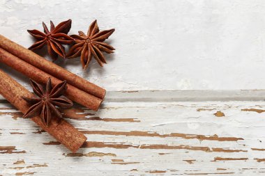 Tahta arka planda tarçın çubukları ve anason yıldızları