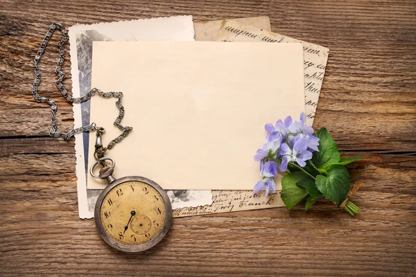 Bouquet di fiori viola (viola odorata) e lettere d'epoca — Foto Stock