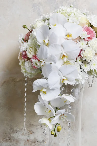 Квіткова композиція з білими орхідеями — стокове фото