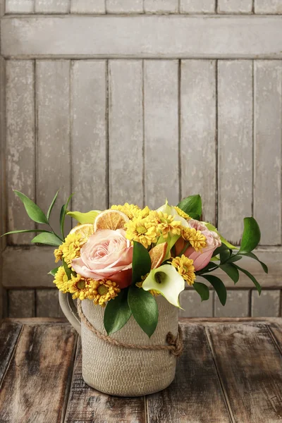 Hipster stijl zomer boeket met rozen, chrysanten en oproep — Stockfoto