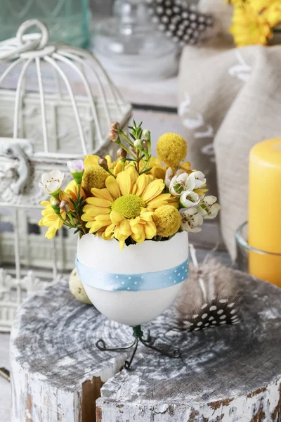 Μπουκέτο λουλούδια σε κέλυφος αυγού χήνας — Φωτογραφία Αρχείου