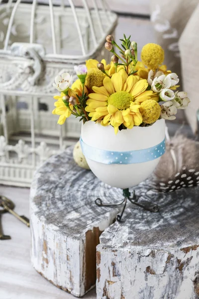 Bouquet de fleurs en coquille d'oeuf d'oie — Photo