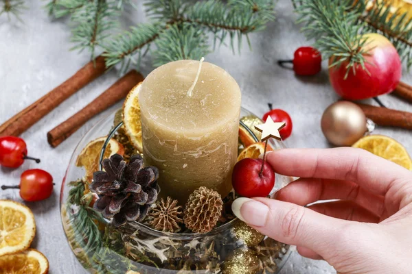 Mujer haciendo decoraciones navideñas tradicionales —  Fotos de Stock