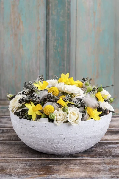 Floral arrangement with daffodils and white roses — Stock Photo, Image