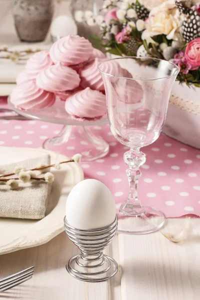 White egg and pink meringues on the easter table — Stock Photo, Image