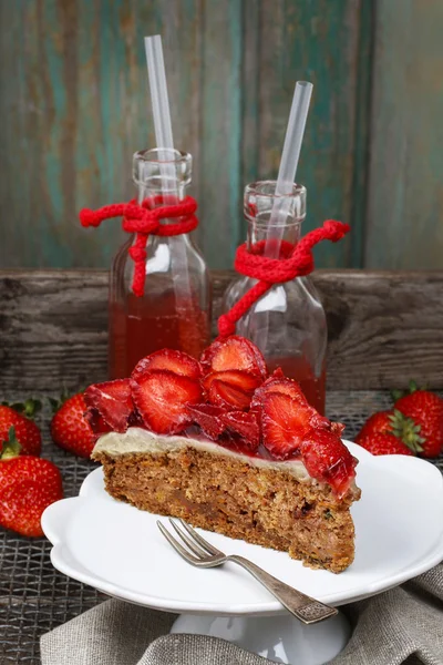 Pièce de gâteau aux fraises sur support de gâteau en céramique blanche — Photo