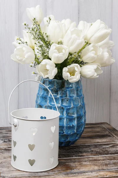 Boeket van witte tulpen in blauwe keramische vaas — Stockfoto