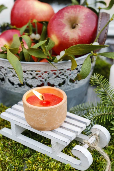 Weihnachtsgartendekoration mit Äpfeln und Laternen — Stockfoto